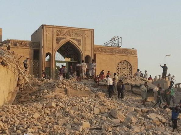 Αν το Ισλαμικό Κράτος ανατινάζει ναούς, είναι γιατί ακολουθεί το ιστορικό προηγούμενο της δεκαετίας του ’20 που ξεκίνησε ο Οίκος των Σαούντ. Στην φωτό βλέπετε το τζαμί του Προφήτη Younis κατεστραμμένο από βομβιστική επίθεση του Ισλαμικού Κράτους στην Μοσούλη.